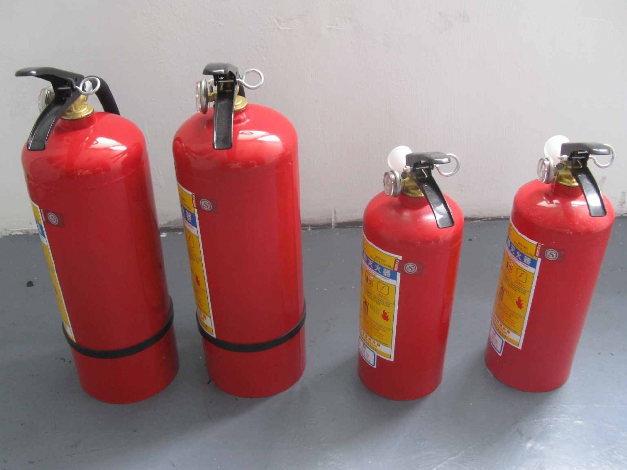 红色的泡沫灭火器(图1)